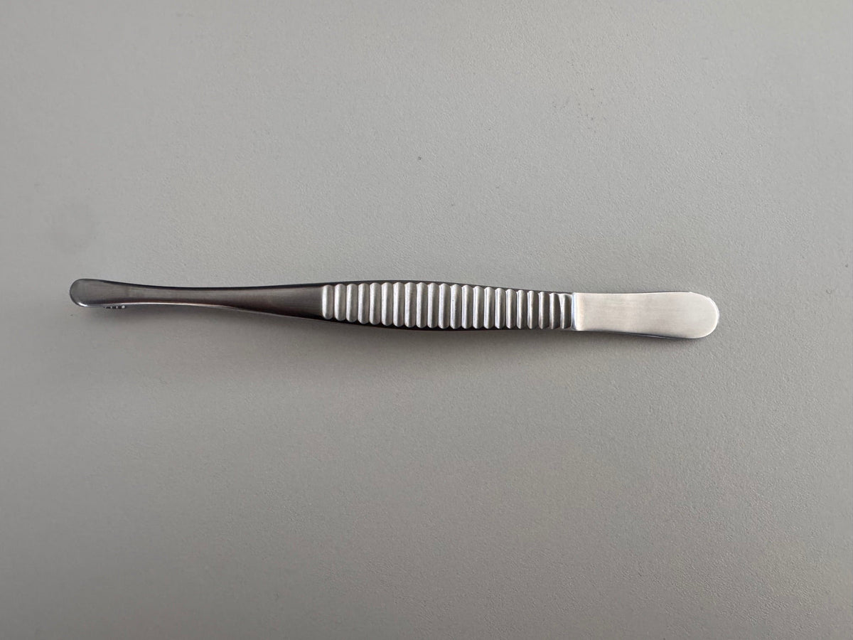Helmut Zepf Russian tissue forceps 22.610.15, 15 cm, top view showing the wide serrated grip