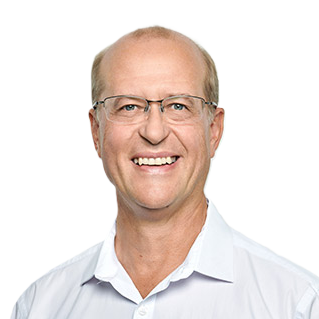Dr. Carsten Franke, endodontic specialist in Koblenz, smiling in a professional white shirt with glasses.