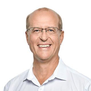 Dr. Carsten Franke, endodontic specialist in Koblenz, smiling in a professional white shirt with glasses.