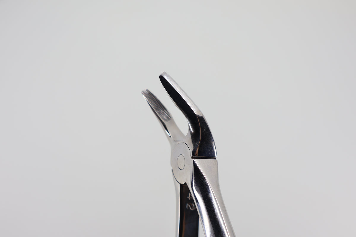 Helmut Zepf #7 extraction forceps beaks, open close-up