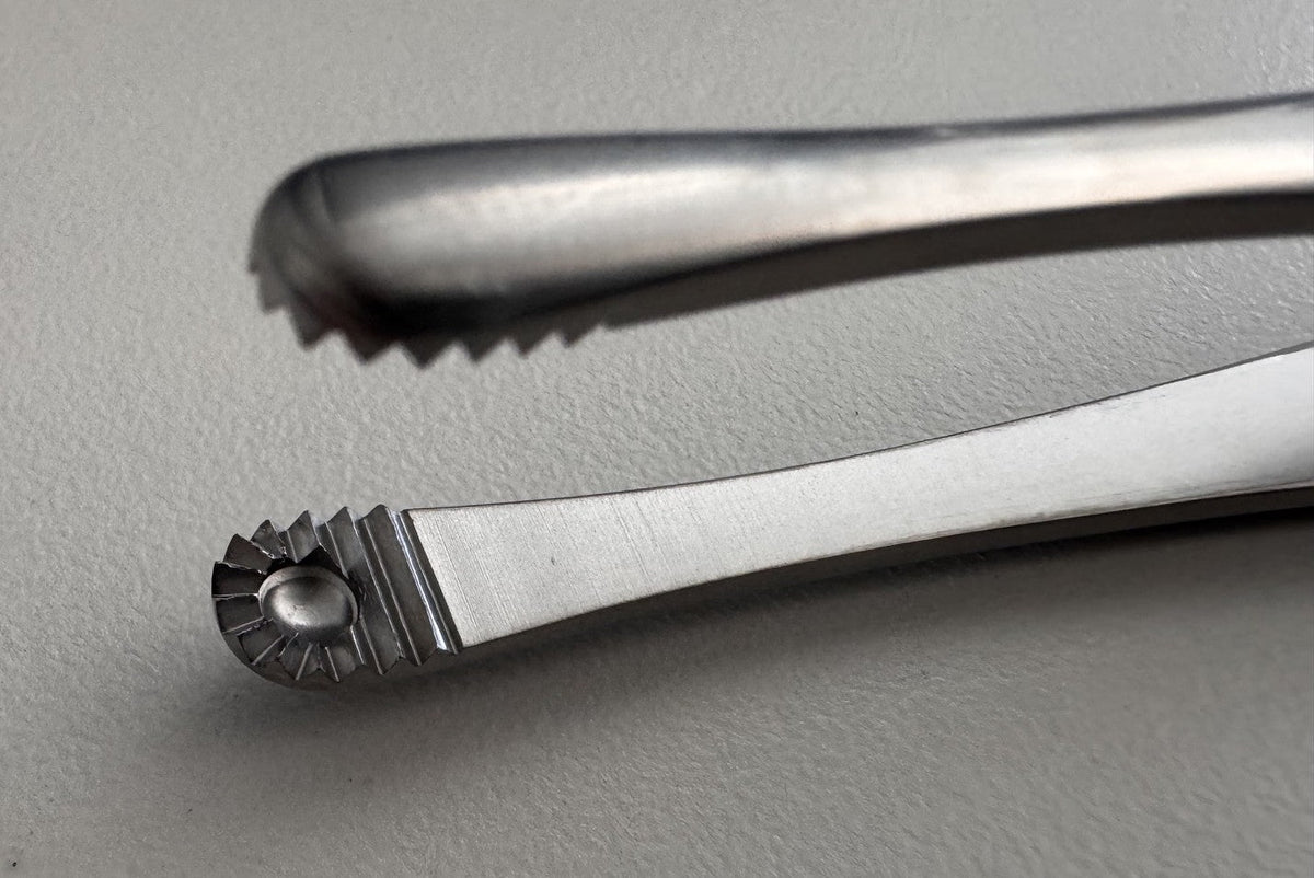Close-up of the Russian forceps jaw: radially serrated cup with central boss, Helmut Zepf 22.610.15