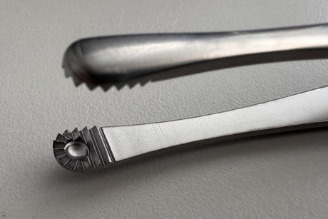 Close-up of the Russian forceps jaw: radially serrated cup with central boss, Helmut Zepf 22.610.15